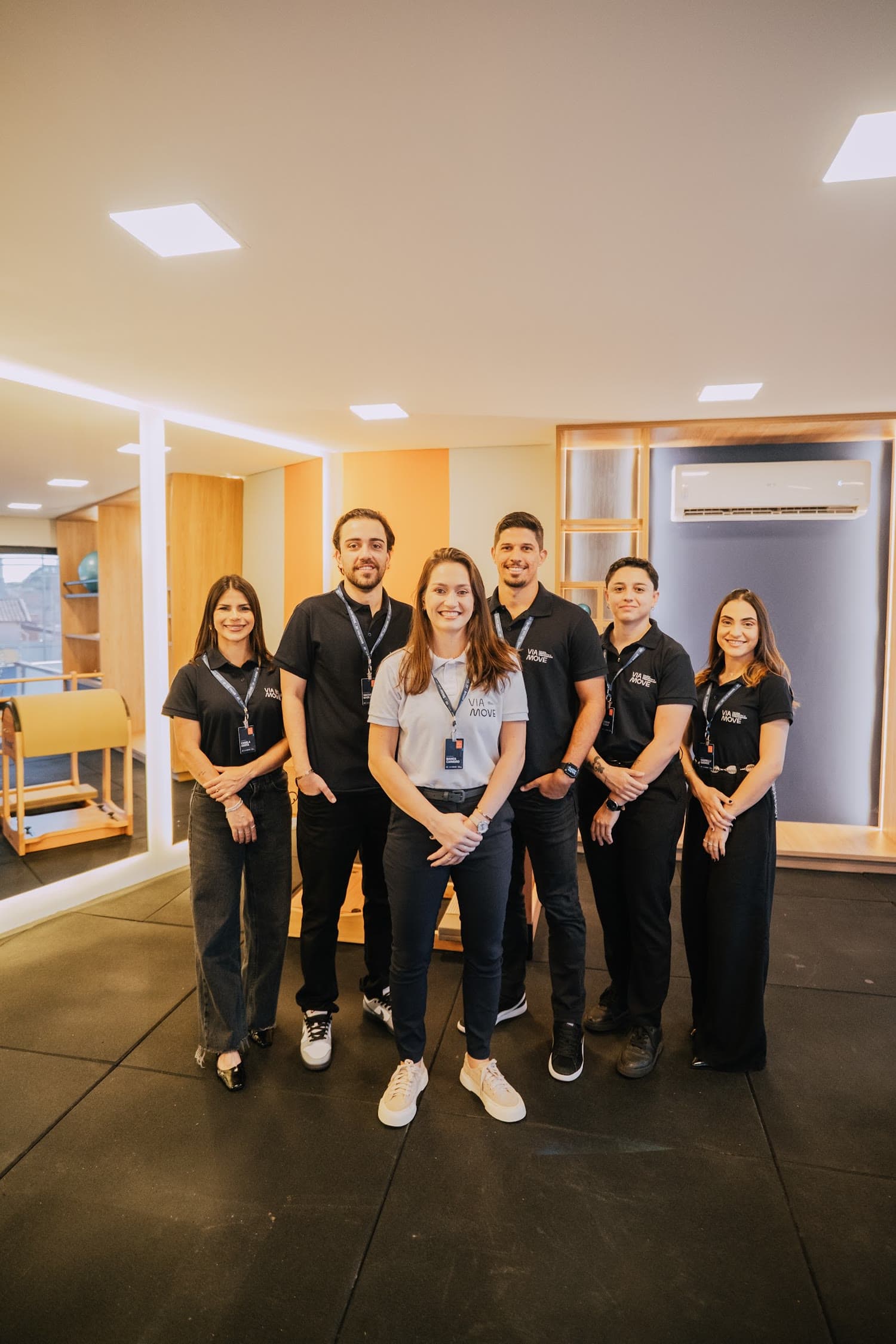 Equipe do Via Move reunida no espaço de atendimento.