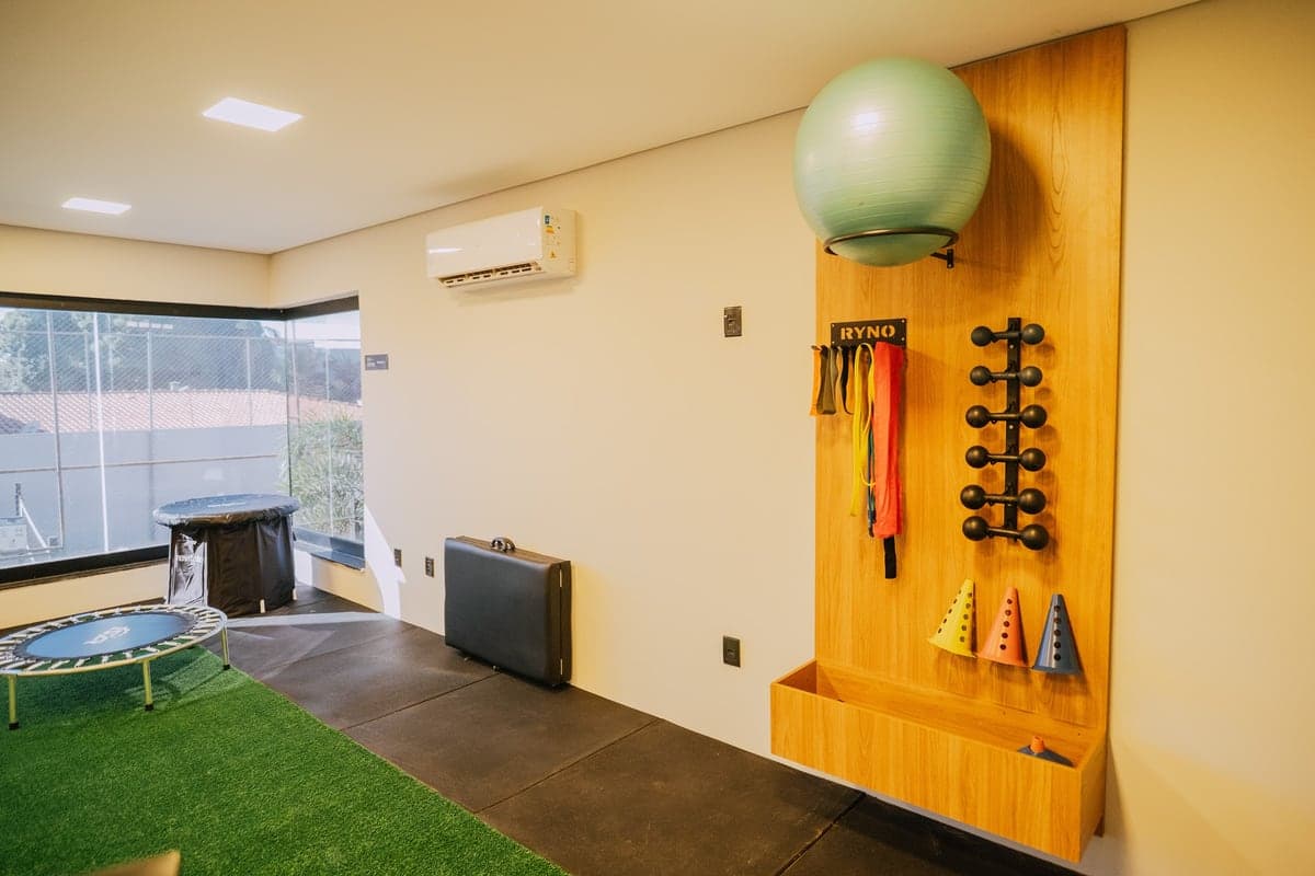 Área de recuperação e funcional do Via Move com bola, faixas elásticas e mini trampolim.