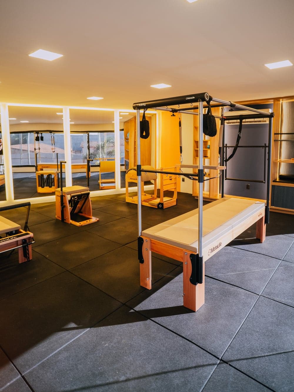 Outra vista da sala de pilates do Via Move, com reformers e barras de mobilidade.