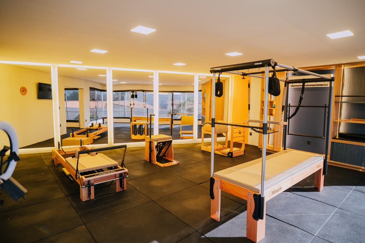 Studio de pilates do Via Move em vista ampla, com vários aparelhos alinhados.